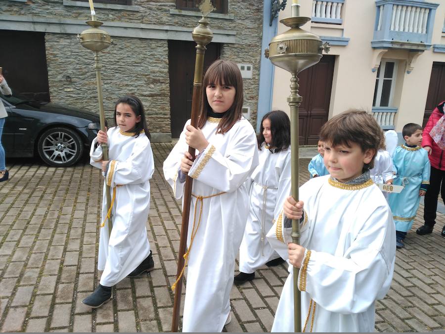 En la localidad veigueña de Piantón hoy han cerrado la Semana Santa con el bandeo de pendones.