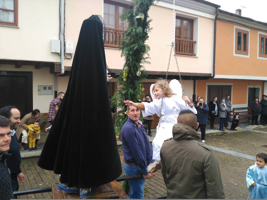 En la localidad veigueña de Piantón hoy han cerrado la Semana Santa con el bandeo de pendones.