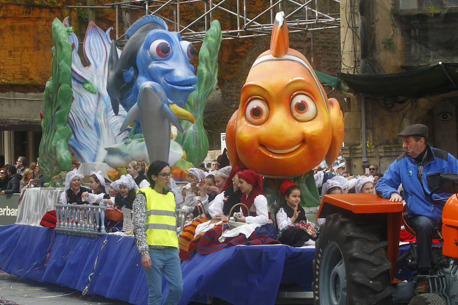 Este año las fiestas celebran su 125 aniversario y algunas de las carrozas también lo recordaron rememorando momentos históricos de esta celebración.