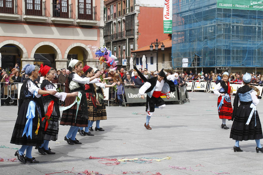 Este año las fiestas celebran su 125 aniversario y algunas de las carrozas también lo recordaron rememorando momentos históricos de esta celebración.