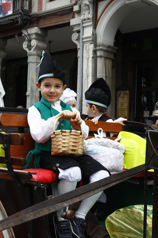 Este año las fiestas celebran su 125 aniversario y algunas de las carrozas también lo recordaron rememorando momentos históricos de esta celebración.