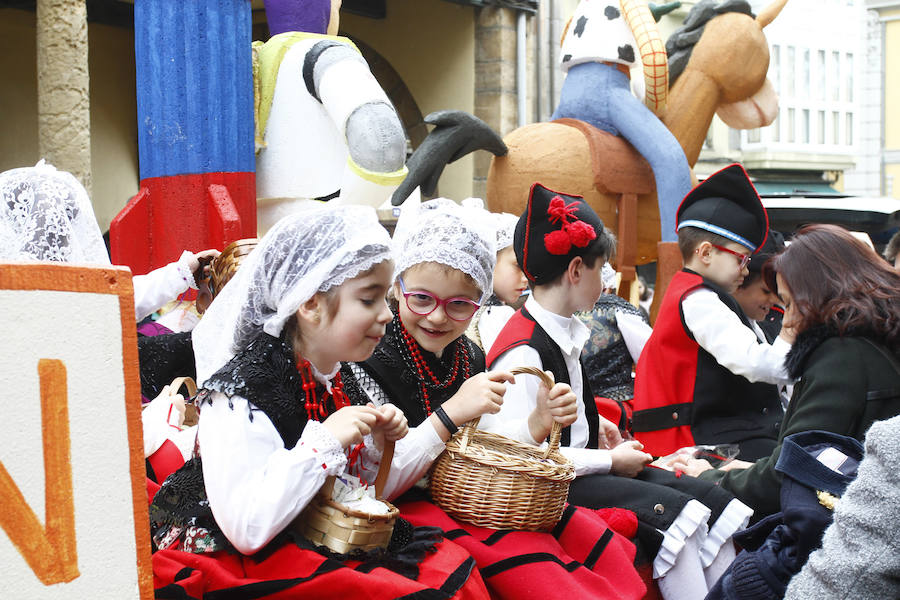 Este año las fiestas celebran su 125 aniversario y algunas de las carrozas también lo recordaron rememorando momentos históricos de esta celebración.