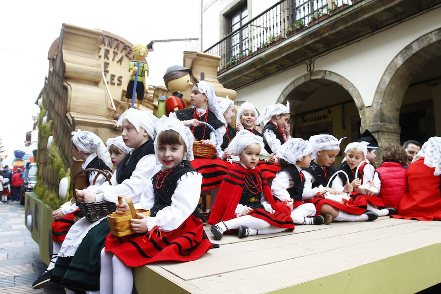 Este año las fiestas celebran su 125 aniversario y algunas de las carrozas también lo recordaron rememorando momentos históricos de esta celebración.