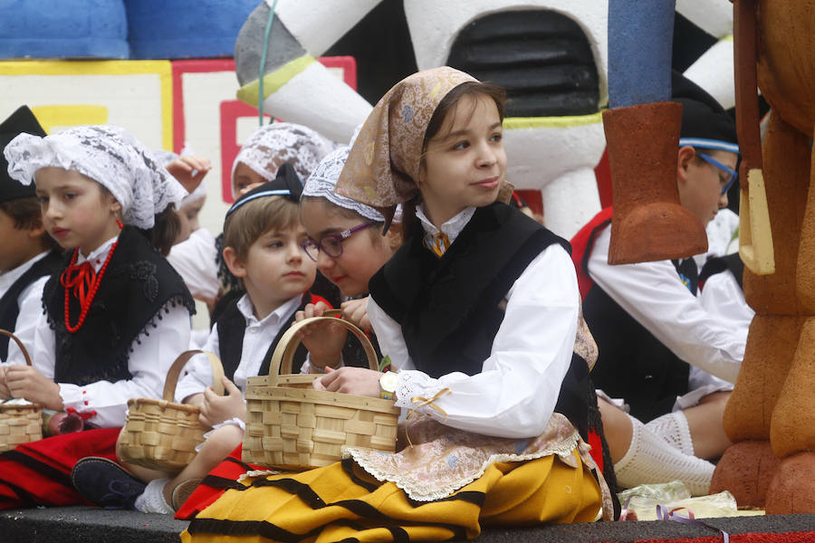 Este año las fiestas celebran su 125 aniversario y algunas de las carrozas también lo recordaron rememorando momentos históricos de esta celebración.