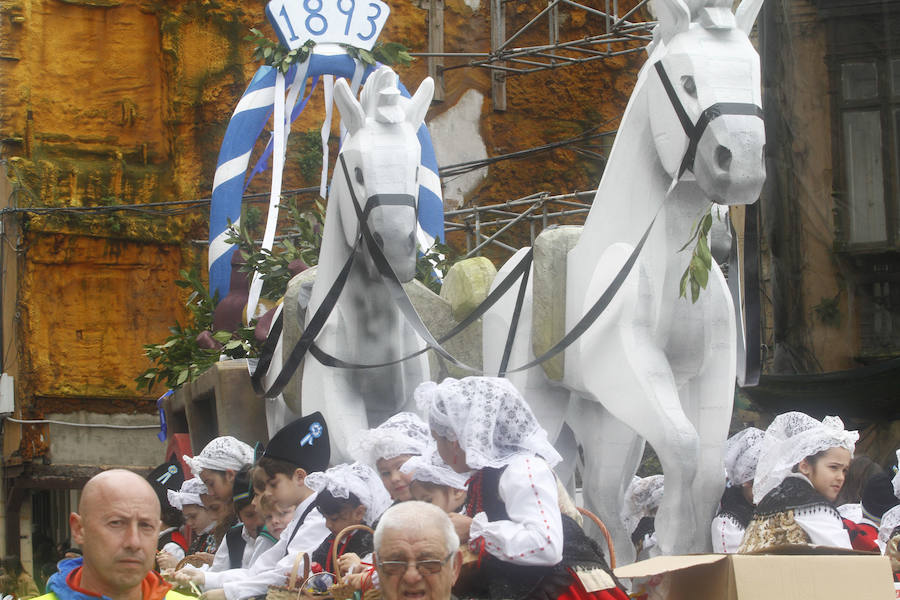 Este año las fiestas celebran su 125 aniversario y algunas de las carrozas también lo recordaron rememorando momentos históricos de esta celebración.