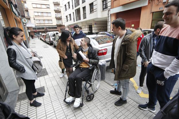 Germán, con su madre, su hermana y varios amigos que acudieron a verle a su domicilio, en el barrio de Laviada. 