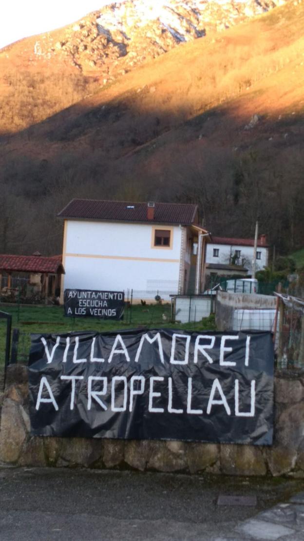 Pancartas contra el proyecto de arreglo de la carretera SC-2 (Rioseco-Soto de Agues), en Villamorey, en Sobrescobio. 