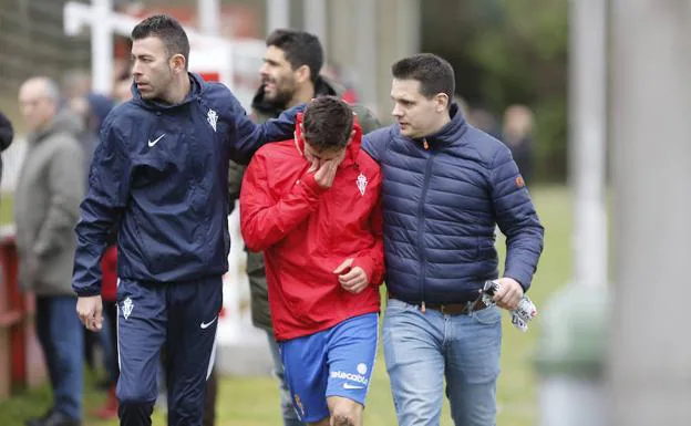 Ramón, consolado por el utillero del Sporting B.