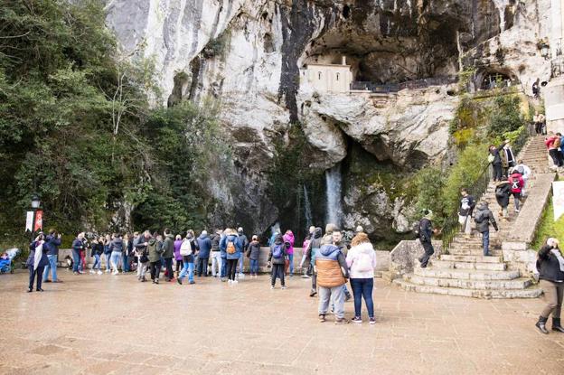 Covadonga. Muchos turistas aprovecharon para visitar el santuario antes de subir a los Lagos.