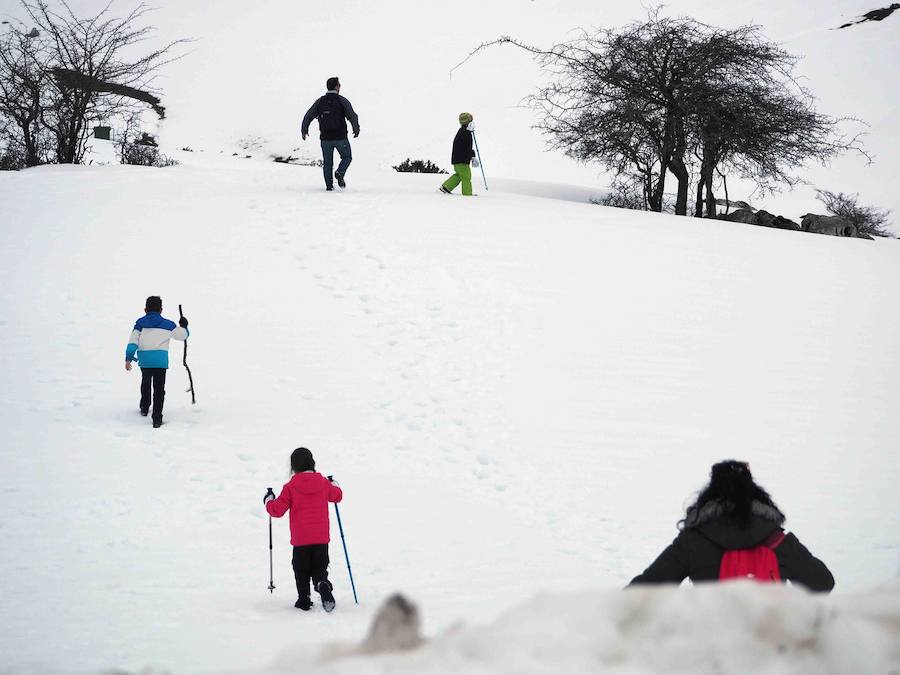 Fotos: Los turistas abarrotan el oriente asturiano