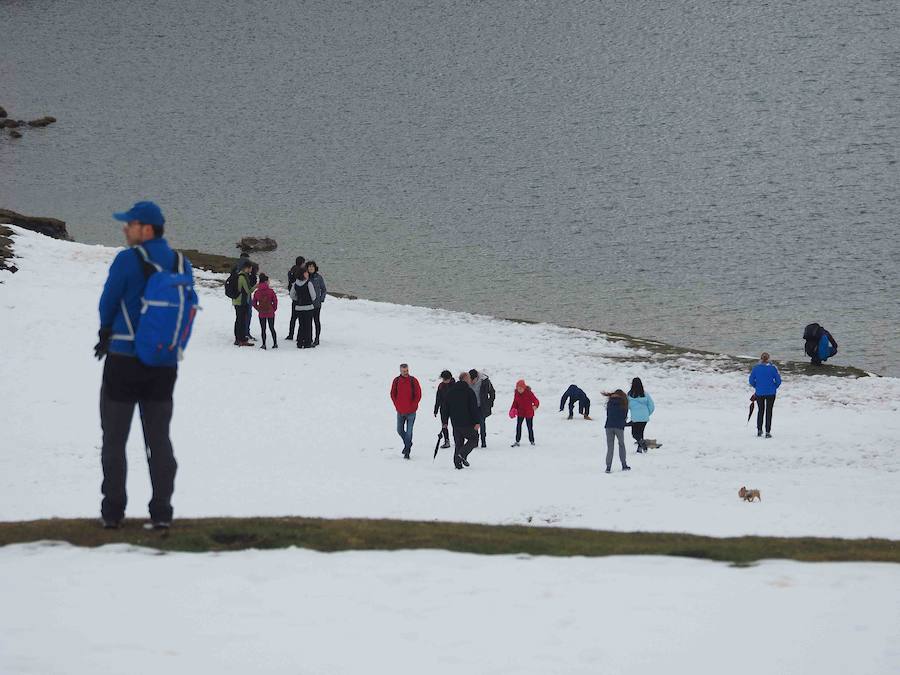 Fotos: Los turistas abarrotan el oriente asturiano