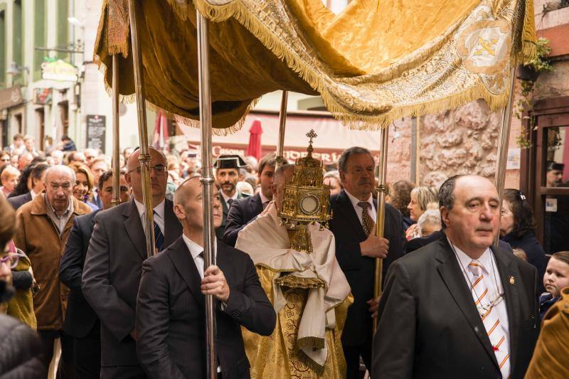 Cientos de personas abarrotaron el casco histórico de Llanes para disfrutar del encuentro entre Jesús resucitado y su madre, la Virgen.