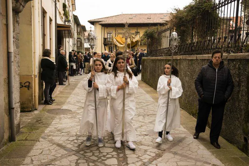 Cientos de personas abarrotaron el casco histórico de Llanes para disfrutar del encuentro entre Jesús resucitado y su madre, la Virgen.