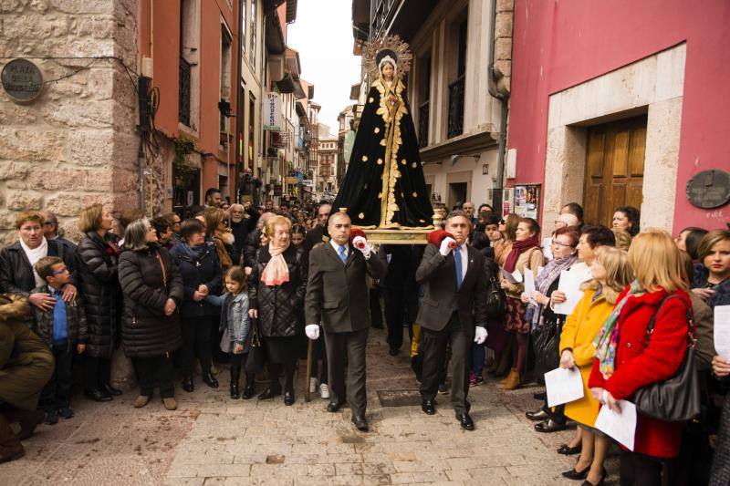 Cientos de personas abarrotaron el casco histórico de Llanes para disfrutar del encuentro entre Jesús resucitado y su madre, la Virgen.