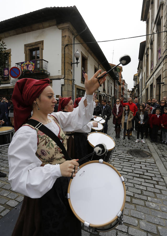 Fotos: Las imágenes de la procesión del Resucitado en Villaviciosa