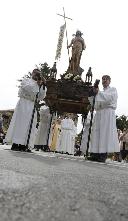 Fotos: Las imágenes de la procesión del Resucitado en Villaviciosa