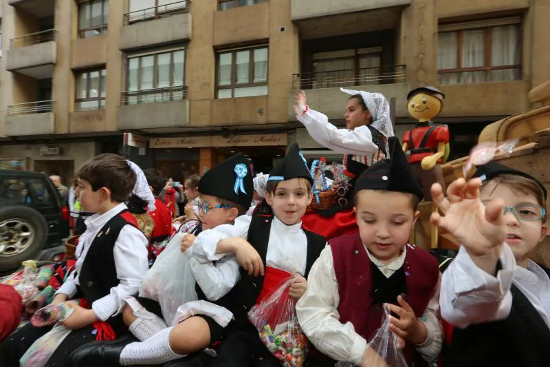 Miles de personas han disfrutado del desfile de carrozas de las fiestas del Bollo de Avilés, que se ha celebrado tras una multitudinaria Comida en la Calle.