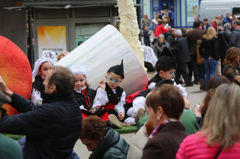 Miles de personas han disfrutado del desfile de carrozas de las fiestas del Bollo de Avilés, que se ha celebrado tras una multitudinaria Comida en la Calle.