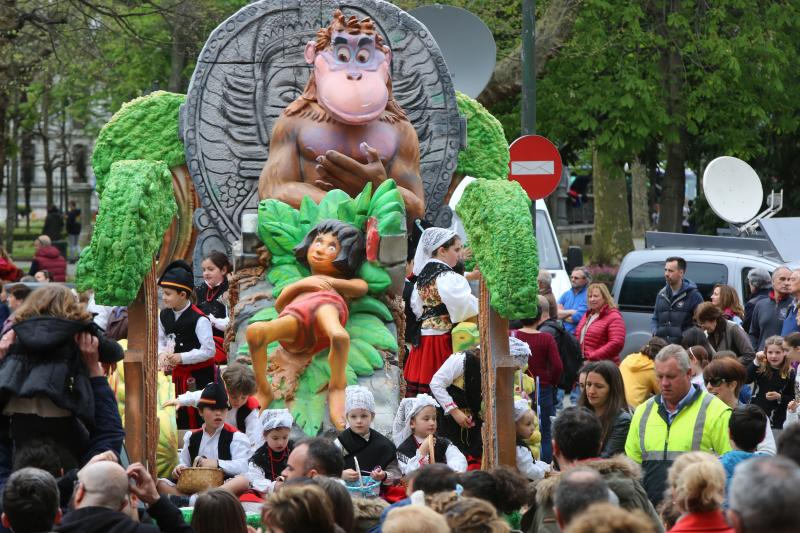 Miles de personas han disfrutado del desfile de carrozas de las fiestas del Bollo de Avilés, que se ha celebrado tras una multitudinaria Comida en la Calle.