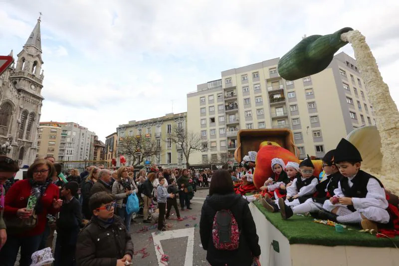 Miles de personas han disfrutado del desfile de carrozas de las fiestas del Bollo de Avilés, que se ha celebrado tras una multitudinaria Comida en la Calle.