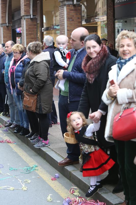 Miles de personas han disfrutado del desfile de carrozas de las fiestas del Bollo de Avilés, que se ha celebrado tras una multitudinaria Comida en la Calle.