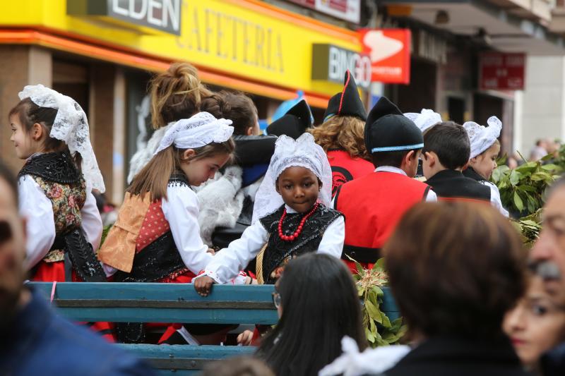 Miles de personas han disfrutado del desfile de carrozas de las fiestas del Bollo de Avilés, que se ha celebrado tras una multitudinaria Comida en la Calle.