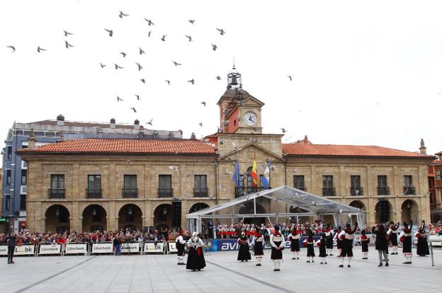 La suelta de las palomas sirvió para homenajear al Club Colombófilo Avilesino en su noventa aniversario. 