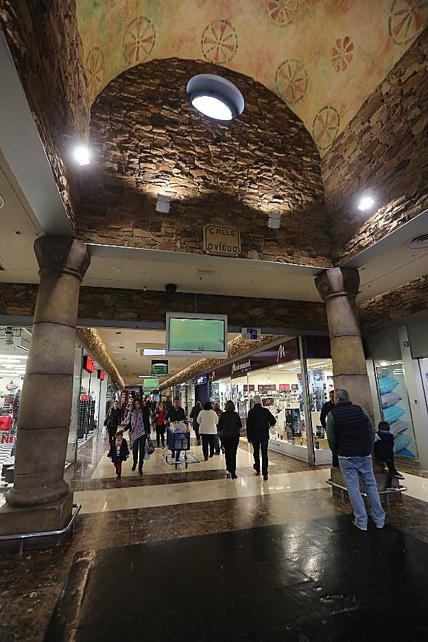 Entrada al centro comercial Parque Astur desde la calle Oviedo. 