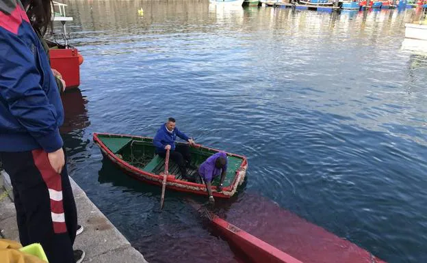 Expectación en el puerto llastrín por el vuelco de un barco