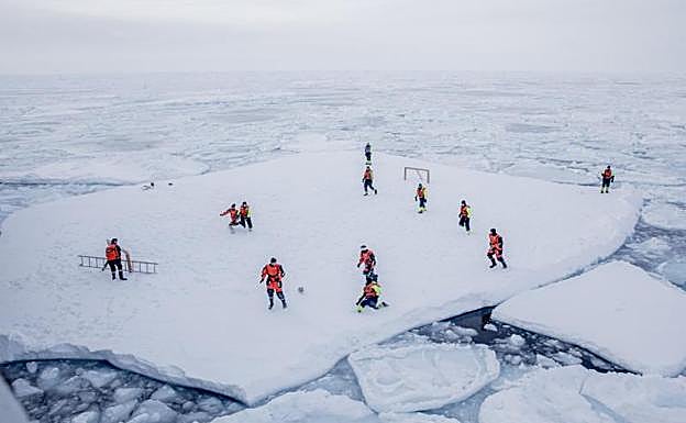 La tripulación de KV Svalbard, formada por soldados de la Marina noruega y científicos del Instituto Noruego de Investigación Marina, juegan al fútbol en el ambiente ártico en el mar alrededor de Groenlandia.