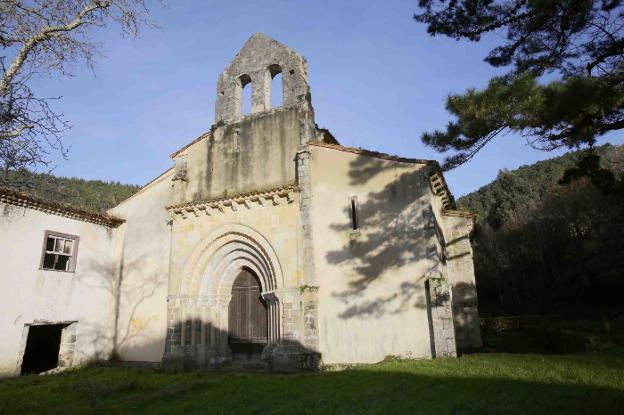 La iglesia de San Antolín de Bedón, en Naves de Llanes. 