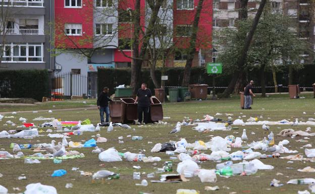 Basura acumulada en el Parque de Ferrera. 