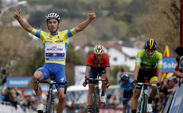 Julian Alaphilippe celebra la victoria. 