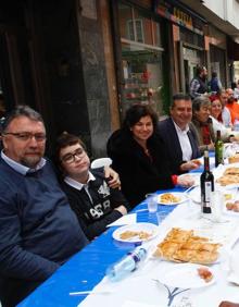 Imagen secundaria 2 - Arriba, los integrantes del Partido Popular en la calle Jovellanos. Abajo a la izquierda, miembros de Somos Avilés y Podemos Asturias en la calle San Francisco; a la derecha, integrantes de Foro.