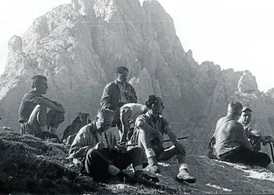 Imagen secundaria 1 - Primer ascenso al Naranjo de Bulnes de la agrupación en 1943, una excursión a Peñasanta en 1957 y Cabalgata de Reyes Magos, en plena montaña de Tuiza.