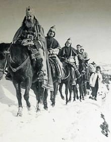 Imagen secundaria 2 - Primer ascenso al Naranjo de Bulnes de la agrupación en 1943, una excursión a Peñasanta en 1957 y Cabalgata de Reyes Magos, en plena montaña de Tuiza.