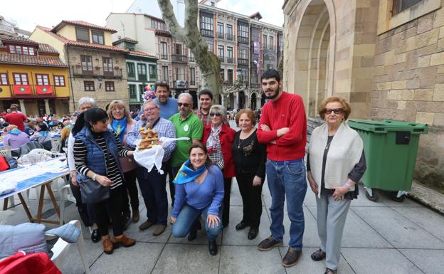 Imagen. Constantino Álvarez sostiene el bollo que compartió con sus allegados en la plaza de Álvarez Acebal. 