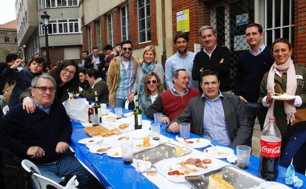 Imagen principal - Arriba, los integrantes del Partido Popular en la calle Jovellanos. Abajo a la izquierda, miembros de Somos Avilés y Podemos Asturias en la calle San Francisco; a la derecha, integrantes de Foro.