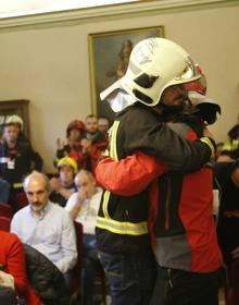 Imagen secundaria 2 - «Todos somos Eloy», claman bomberos de toda España en Oviedo