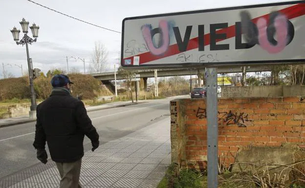 El cartel que indica la entrada a Uvieu desde Lugones.