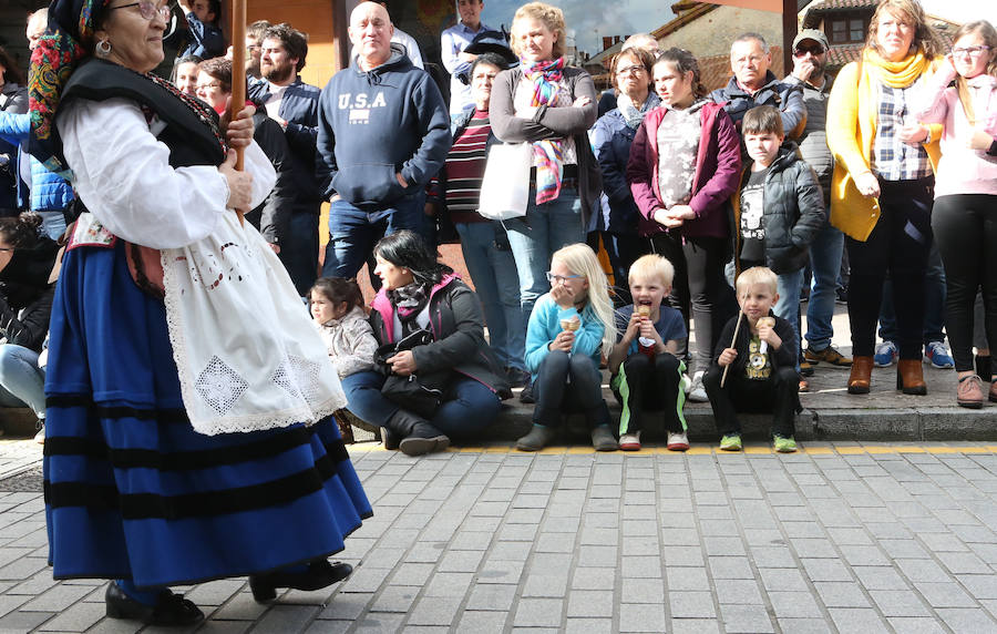 El desfile por las calles de Celleruelo y Florencio Rodríguez con la participación de bandas de gaitas y grupos folclóricos congregó a un gran número de personas