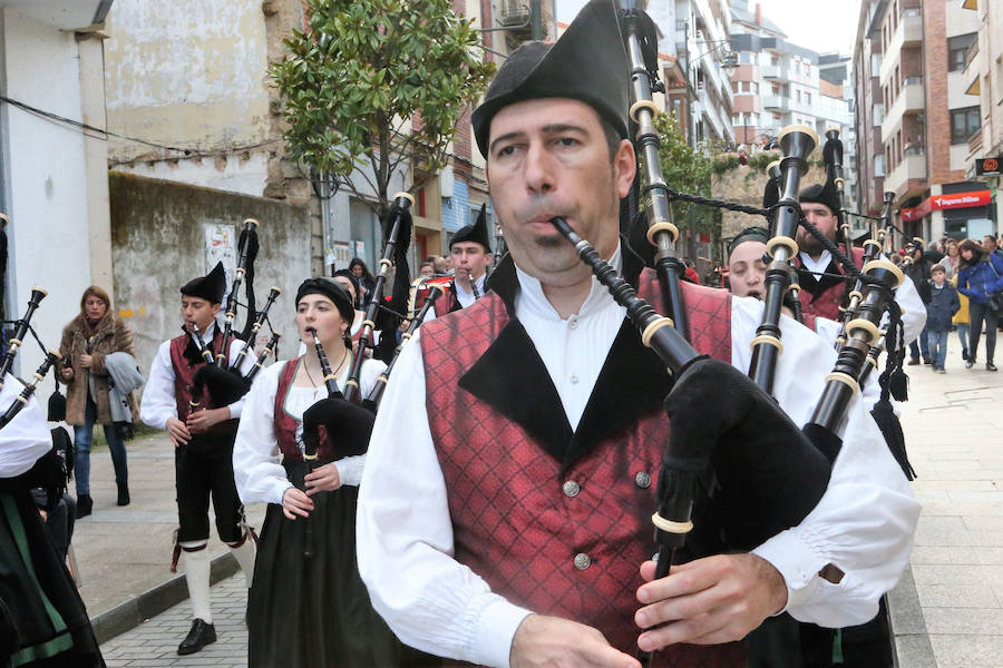 El desfile por las calles de Celleruelo y Florencio Rodríguez con la participación de bandas de gaitas y grupos folclóricos congregó a un gran número de personas