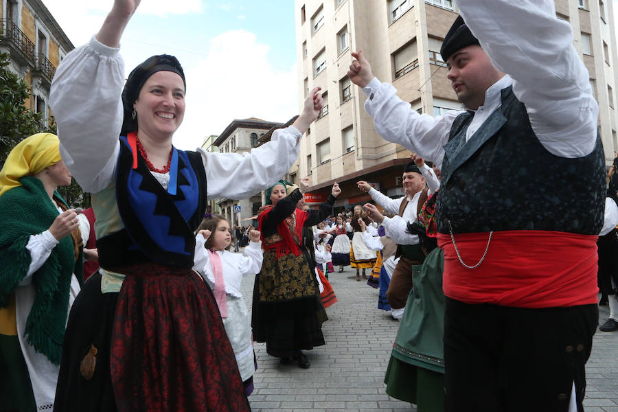 El desfile por las calles de Celleruelo y Florencio Rodríguez con la participación de bandas de gaitas y grupos folclóricos congregó a un gran número de personas