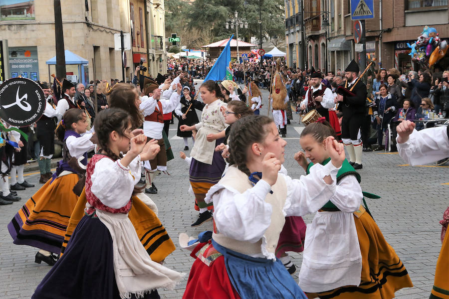 El desfile por las calles de Celleruelo y Florencio Rodríguez con la participación de bandas de gaitas y grupos folclóricos congregó a un gran número de personas