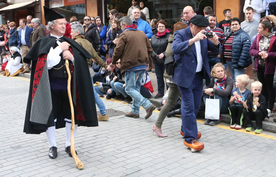 El desfile por las calles de Celleruelo y Florencio Rodríguez con la participación de bandas de gaitas y grupos folclóricos congregó a un gran número de personas