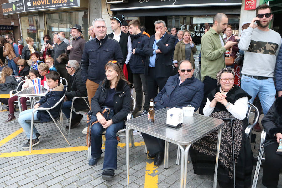 El desfile por las calles de Celleruelo y Florencio Rodríguez con la participación de bandas de gaitas y grupos folclóricos congregó a un gran número de personas