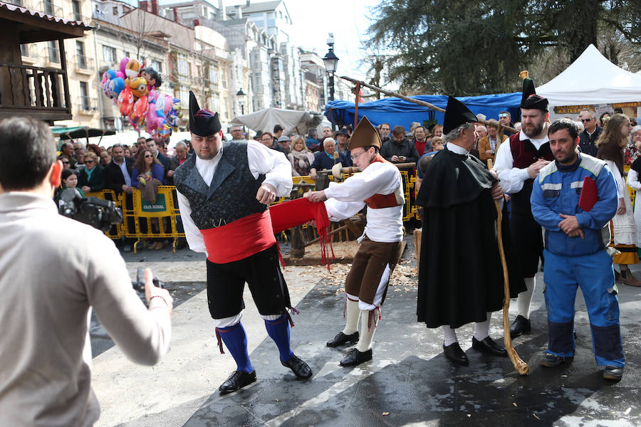 La Pola vive una multitudinaria jornada de los Güevos Pintos, declarada de Interés Turístico Nacional desde el año 1968