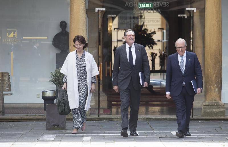 El Patronato de la Fundación Princesa ha designado al oftalmólogo Luis Fernández-Vega (Oviedo, 1952) como nuevo presidente de la institución, cuya actividad más destacada es la concesión de los premios que llevan el nombre de la heredera de la Corona.