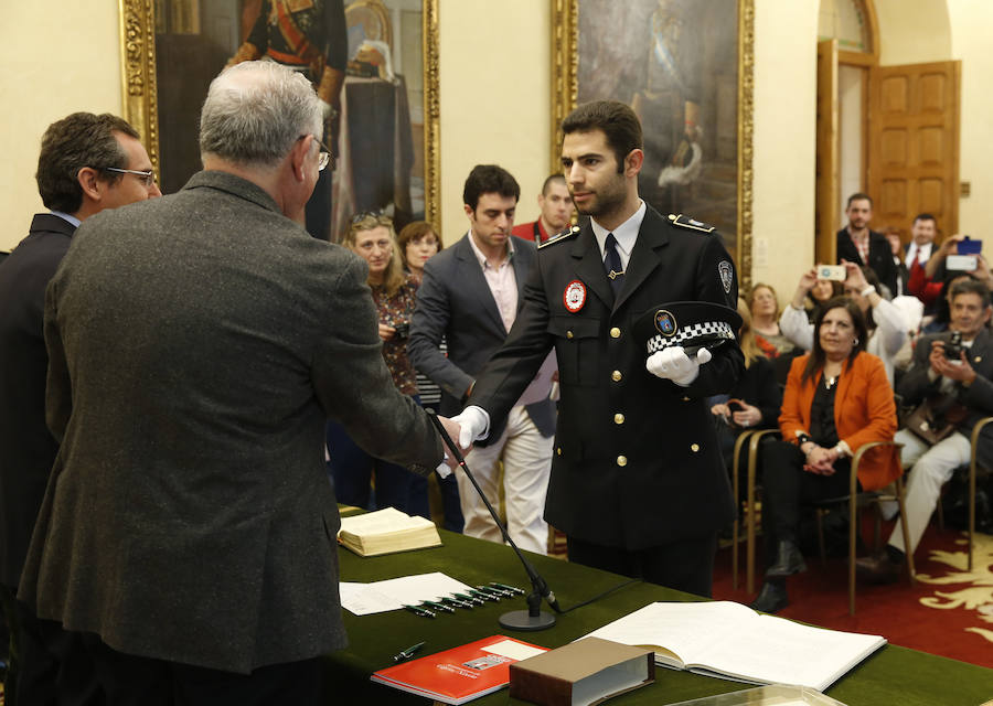 Fotos: Las imágenes de la toma de posesion de los cinco policias locales nuevos en el Ayuntamiento de Gijón