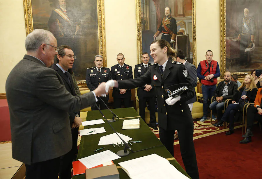 Fotos: Las imágenes de la toma de posesion de los cinco policias locales nuevos en el Ayuntamiento de Gijón